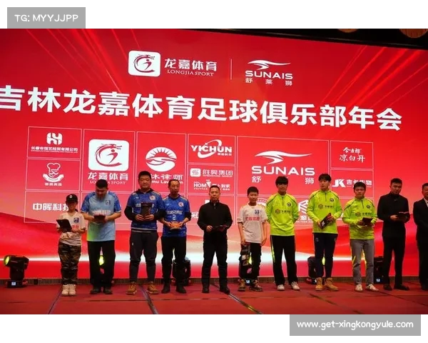 足球续约谈判关键进展揭示 球员与俱乐部的未来关系逐步明朗